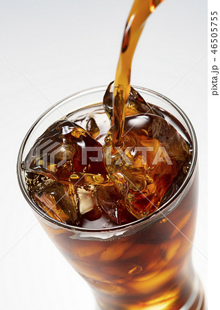 グラスにアイスコーヒーを注ぎ入れる 46505755