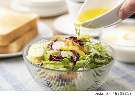 野菜サラダとオリーブオイル 野菜サラダとオリーブオイル 46505818