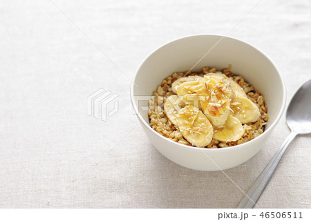 Bowl of oatmeal with sweet banana Bowl of oatmeal with sweet banana 46506511