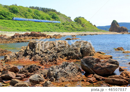 五能線・夏の海岸線を行く観光列車 46507037