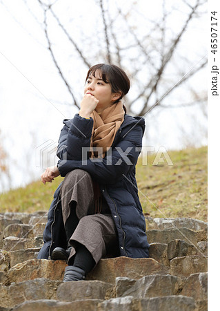 冬の公園を歩く女性 46507174