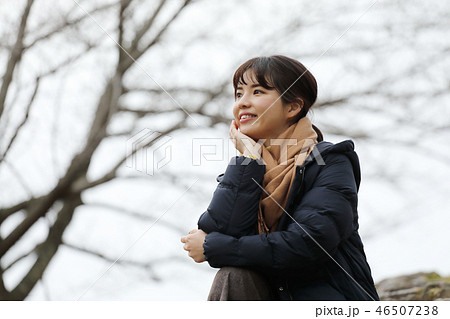 冬の公園を歩く女性 冬の公園を歩く女性 46507238