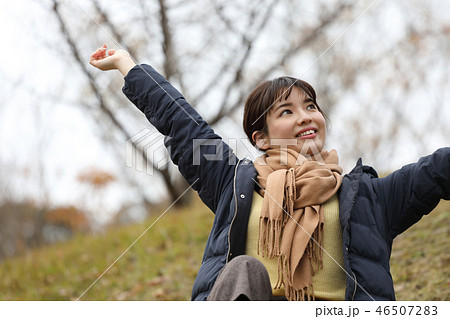 冬の公園を歩く女性 46507283