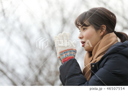 手を温める女性 手を温める女性 46507554