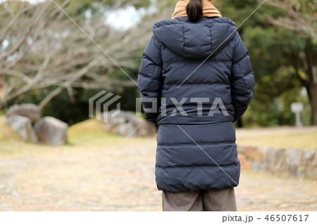 冬の公園を歩く女性 冬の公園を歩く女性 46507617