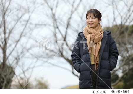 冬の公園を歩く女性 冬の公園を歩く女性 46507661