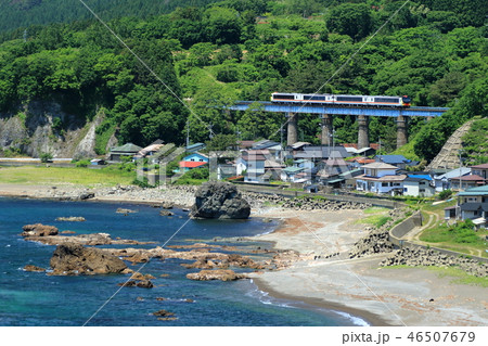 五能線・夏の海岸線を行く観光列車 46507679