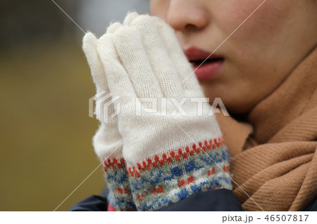 手を温める女性 手を温める女性 46507817