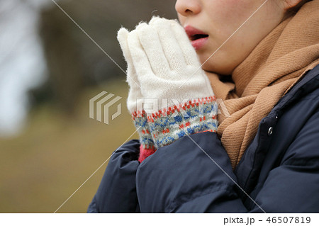 手を温める女性 手を温める女性 46507819