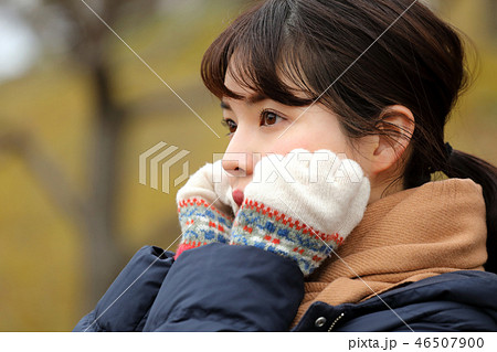 手を温める女性 46507900