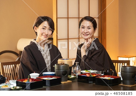 親子 母娘 旅館 食事 温泉旅行イメージ 親子 母娘 旅館 食事 温泉旅行イメージ 46508185