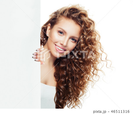 Cheerful woman with white empty paper signboard 46511316