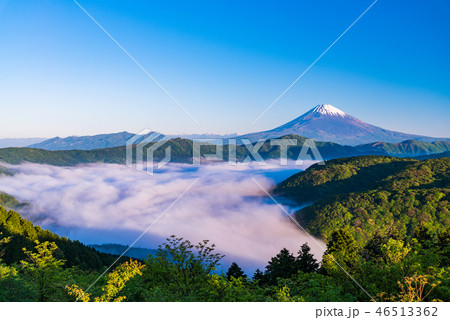 神奈川県 雲海の芦ノ湖と冠雪した富士山の写真素材