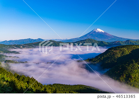 神奈川県 雲海の芦ノ湖と冠雪した富士山の写真素材