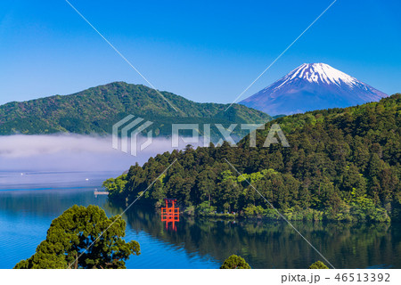 神奈川県 芦ノ湖 湖上の霧と冠雪した富士山の写真素材