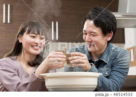 鍋で乾杯する夫婦 46514533