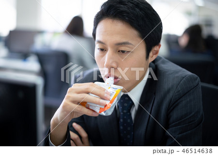 ビジネス　栄養補給　疲れ　過労　空腹　忙しい　 46514638