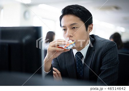 ビジネス　栄養補給　疲れ　過労　空腹　忙しい　 46514642