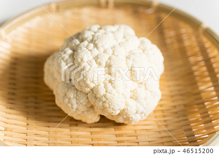 ざるにもったカリフラワー 46515200