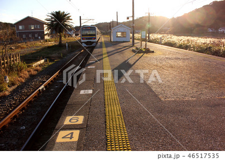 外房線浪花駅を発車した下り電車(1) 外房線浪花駅を発車した下り電車(1) 46517535