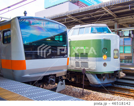 E233系中央線と189系特急電車 46518142