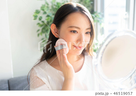 女性 ビューティー メイク 女性 ビューティー メイク 46519057