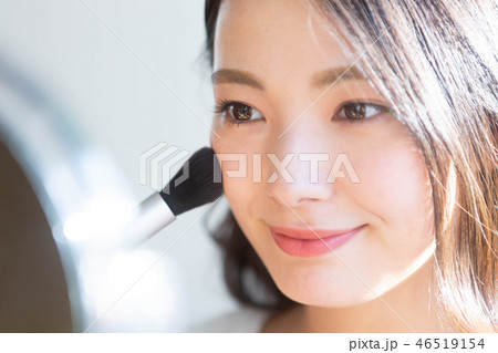 女性　ビューティー 　メイク　チークブラシ 46519154