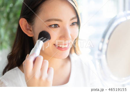 女性　ビューティー 　メイク　チークブラシ 46519155