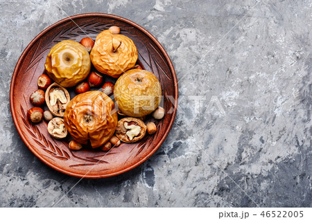 Baked apples with nuts 46522005