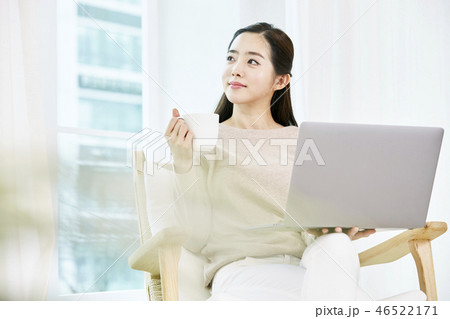 若い女性 韓国人 ノートパソコン 46522171