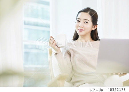 若い女性 窓 韓国人 46522173