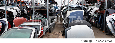 Racks with auto parts. 46523758