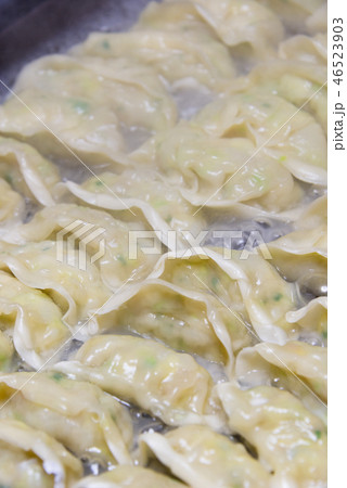 焼いている餃子 焼いている餃子 46523903