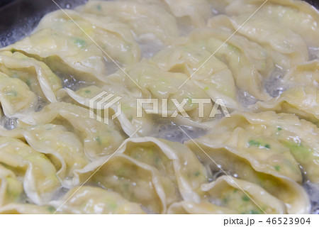 焼いている餃子 焼いている餃子 46523904