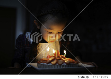 ケーキの蝋燭を吹き消す女の子 46524065