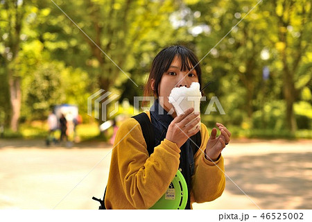 公園でかき氷を食べる女の子 46525002