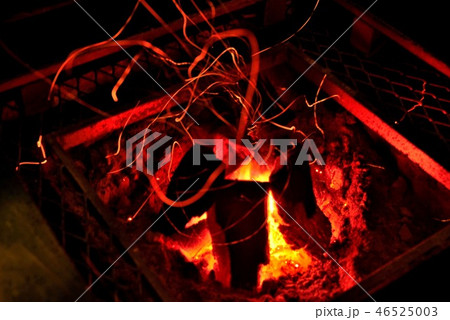 掘りごたつの中で燃える炭 46525003