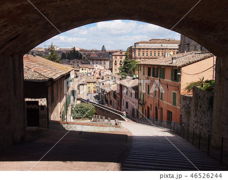 イタリア　ペルージャ　路地　町並み 46526244