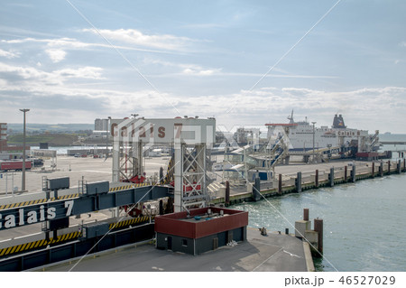 フランスのカレーの港とフェリー フランスのカレーの港とフェリー 46527029