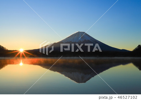 日の出と富士山　精進湖 46527102