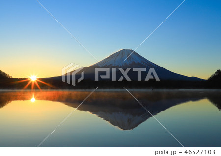 日の出と富士山　精進湖 46527103