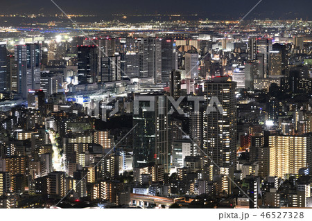 日本の東京都市景観  品川の超高層ビル群や建設中の高輪ゲートウェイ駅、羽田空港などを望む（夜景） 46527328