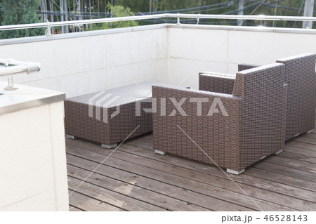 屋外のイスとテーブル 46528143