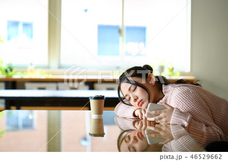 女性 ライフスタイル スマホ カフェ 女性 ライフスタイル スマホ カフェ 46529662