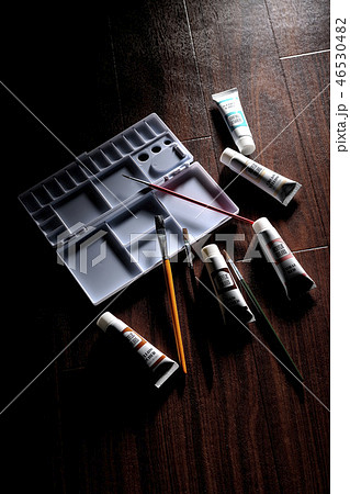 パレットと絵の具 46530482