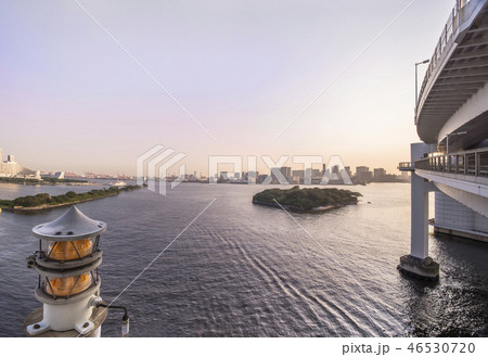 東京港連絡橋所謂レインボーブリッジのレインボープロムナードから見たマリンライトとお台場海浜公園の海。 46530720