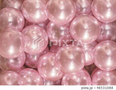 つやで輝く複数のピンク色のビー玉の宝石のフールフレームのクローズアップ撮影 の写真素材