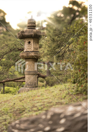 東京都文京区駒込に１８世紀に徳川五代将軍・徳川綱吉に建てられた六義園の田鶴橋の隣に立つ巨大な石灯籠。 46531100