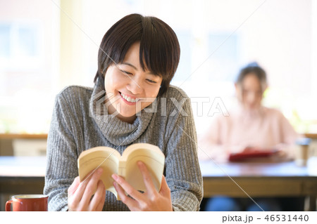 女性　読書 46531440