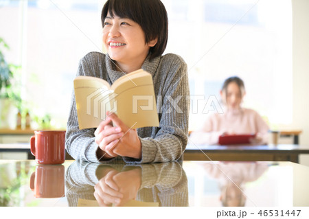 女性　読書 46531447